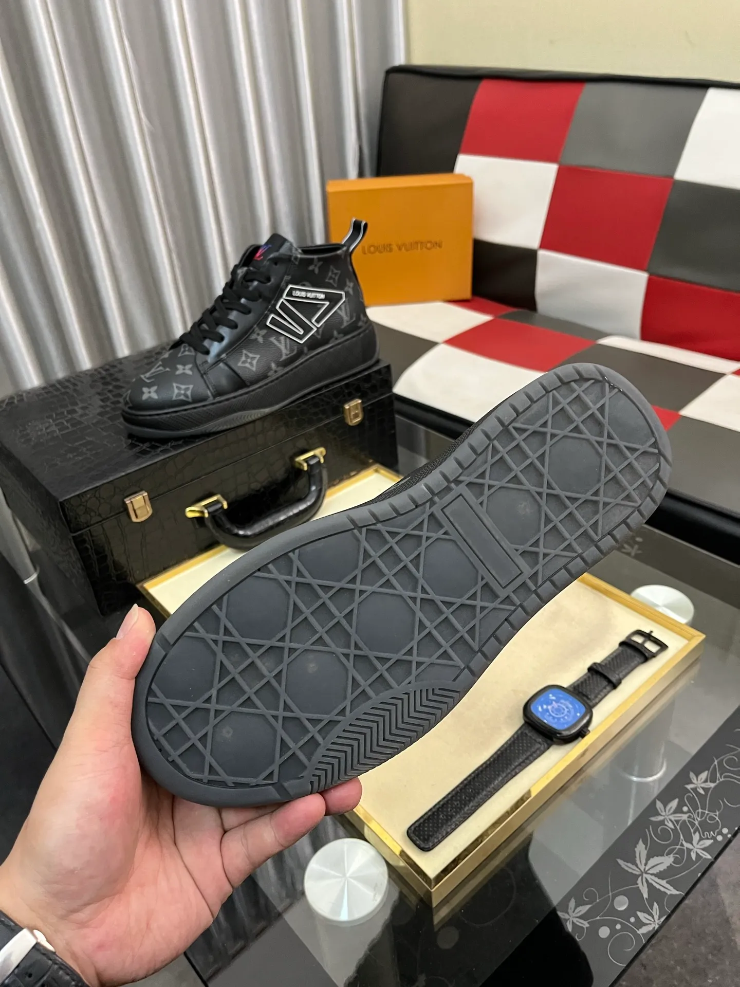 Men's shoes 💰: 438⌚️⌚️《Louis vuitton/LV Louis Vuitton》original quality.~ Unique modern style sneakers. 🏃A must-have casual shoe for trendy men😍😍 Original brand imported from Italy, imported original leather, cowhide lining (refuses to discolor and grind feet) sole: original sole provided by the original factory, French lazy style design ⚠️Fit to the feet, original quality, super comfortable original sole. Code number: 38-443️⃣Colors available